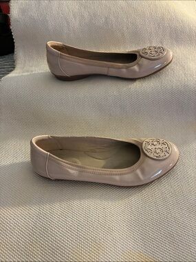 Clark’s Gracelin Lola Women’s Nude Patent Ballet Flats with Decorative Medallion